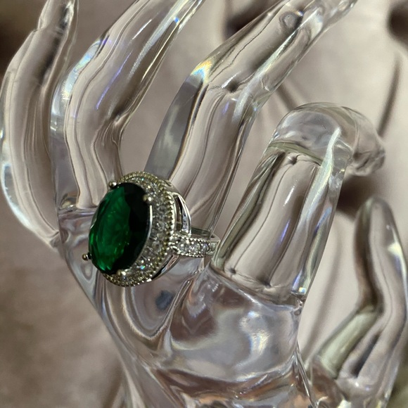 Gorgeous Oval Cut 2.95ct Emerald 925 Silver Ring - Picture 5 of 7